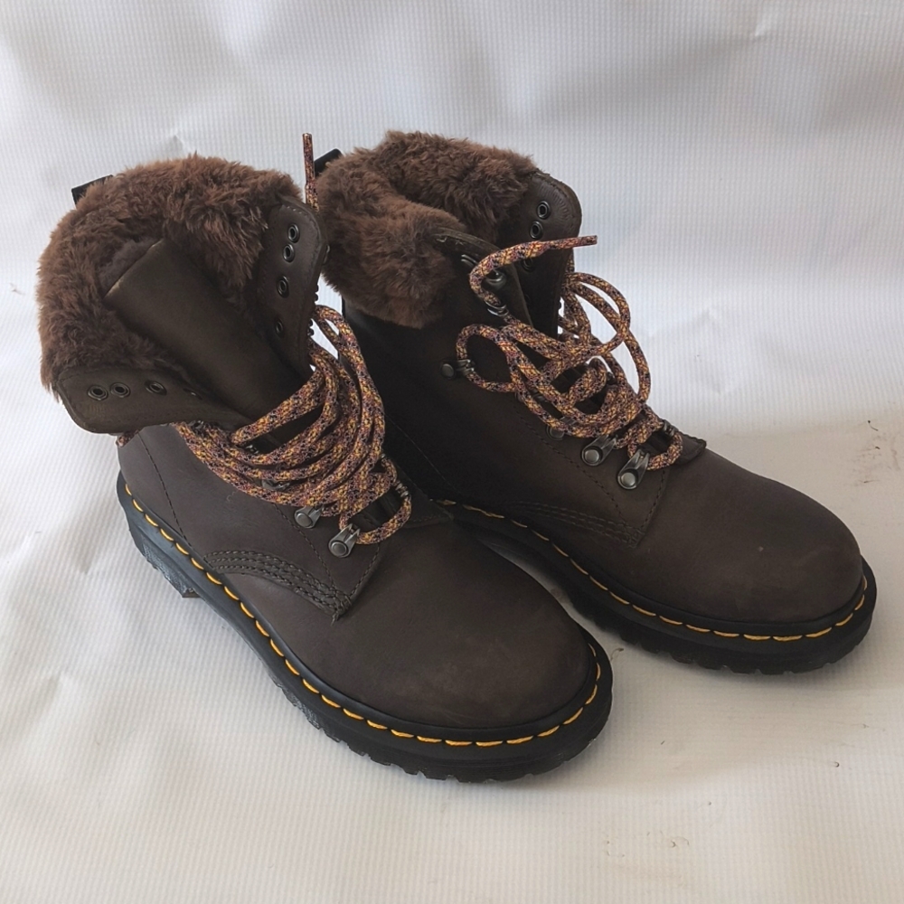 Women's shoes Dr. Martens 1460 Serena collar boots size 7  (NEVER USED)